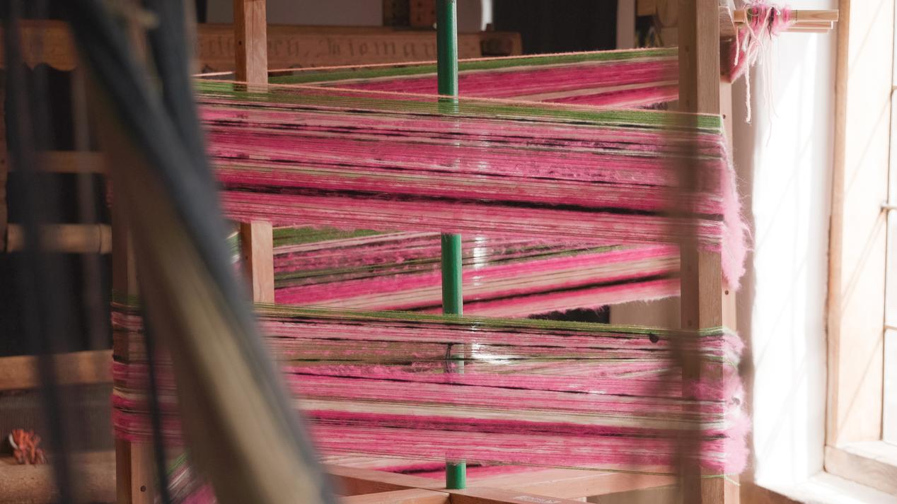 Preparing the warp threads for the loom