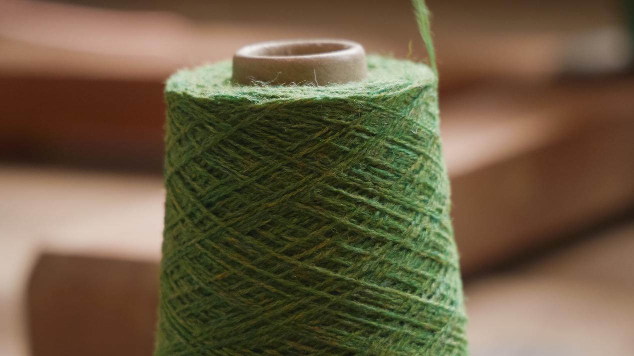 Spun wool for weaving